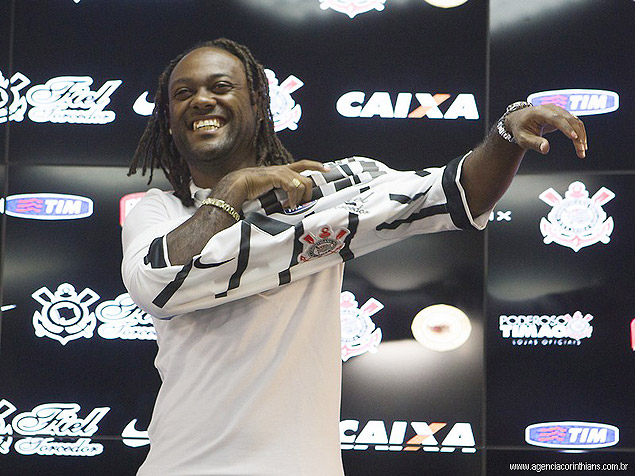 O atacante Vgner Love veste a camisa do Corinthians na sua apresentao oficial