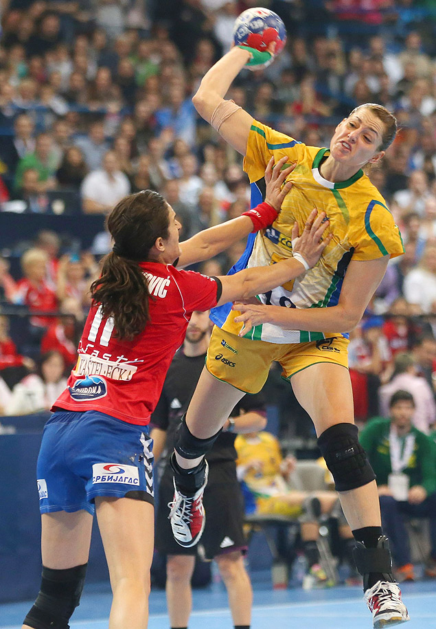A brasileira Duda arremessa em final vencida contra a Srvia, no Mundial de 2013