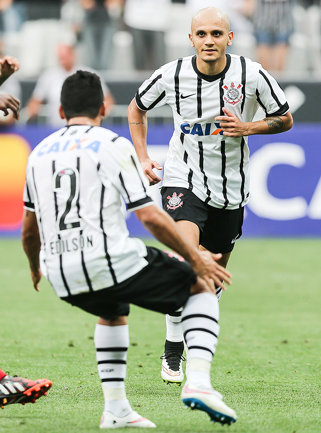 O lateral esquerdo Fabio Santos comemora um gol para o Corinthians pelo Campeonato Paulista