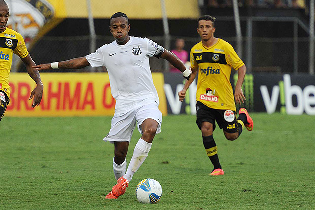 Robinho carrega a bola durante jogo do Santos contra o So Bernardo