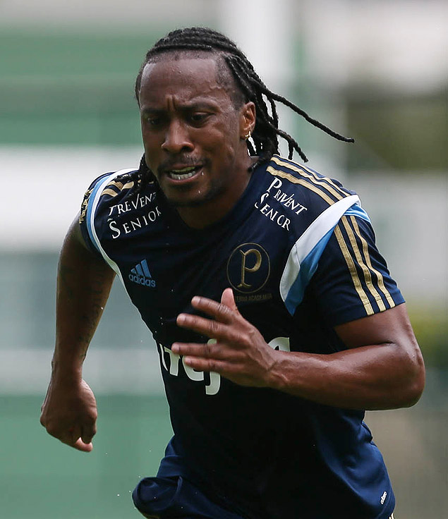 O volante Arouca durante um treino do Palmeiras