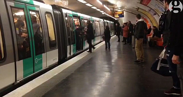 Torcedores do Chelsea impedem a entrada de Souleymane no metr, em Paris, na Frana