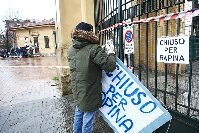 Torcedores do Parma colocam cartazes no estdio com os dizeres: 