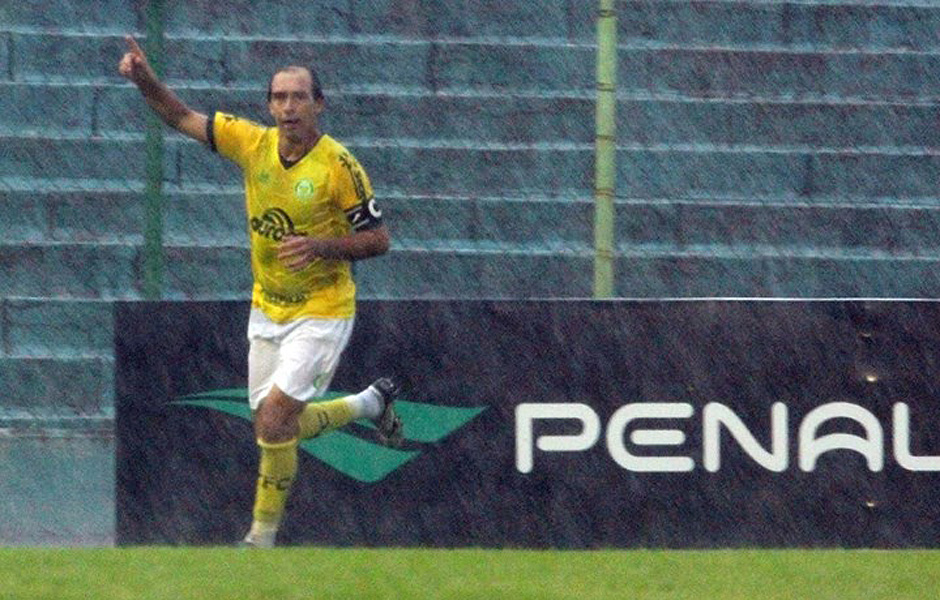 Paulo Baier comemora gol que o fez tornar artilheiro no Campeonato Gacho