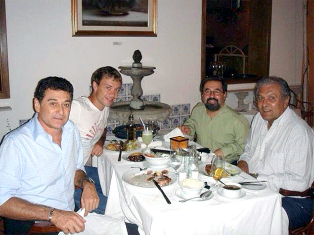 Os uruguaios Diego Lugano, Daro Pereyra (de azul) e Pedro Rocha ( dir., de branco) em almoo promovido por Marco Aurlio Cunha