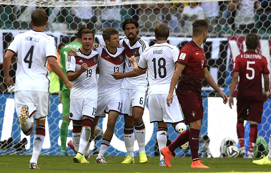 Muller comemora com companheiros gol de pnalti sobre Portugal durante a Copa