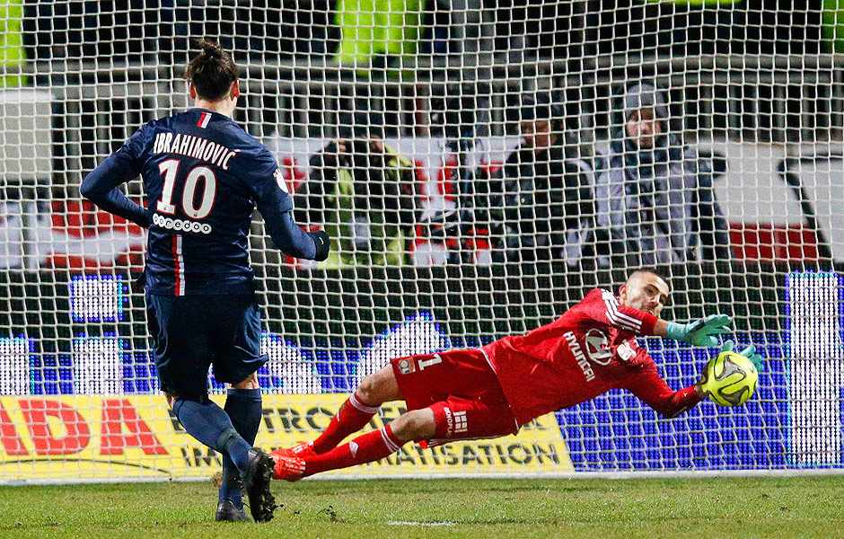 Ibrahimovic cobra pnalti sobre o goleiro Anthony Lopes, do Olympique de Lyon