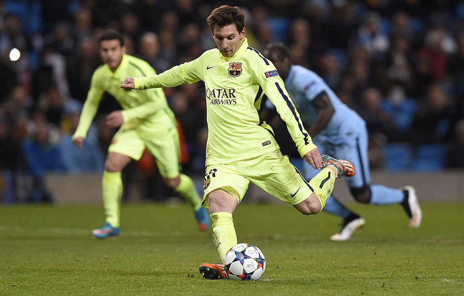 Messi cobra pnalti que seria defendido pelo goleiro Hart, do Manchester City