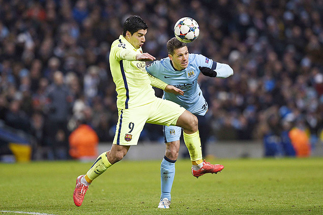 Demichelis (dir.) disputa bola com Surez durante jogo entre Barcelona e City