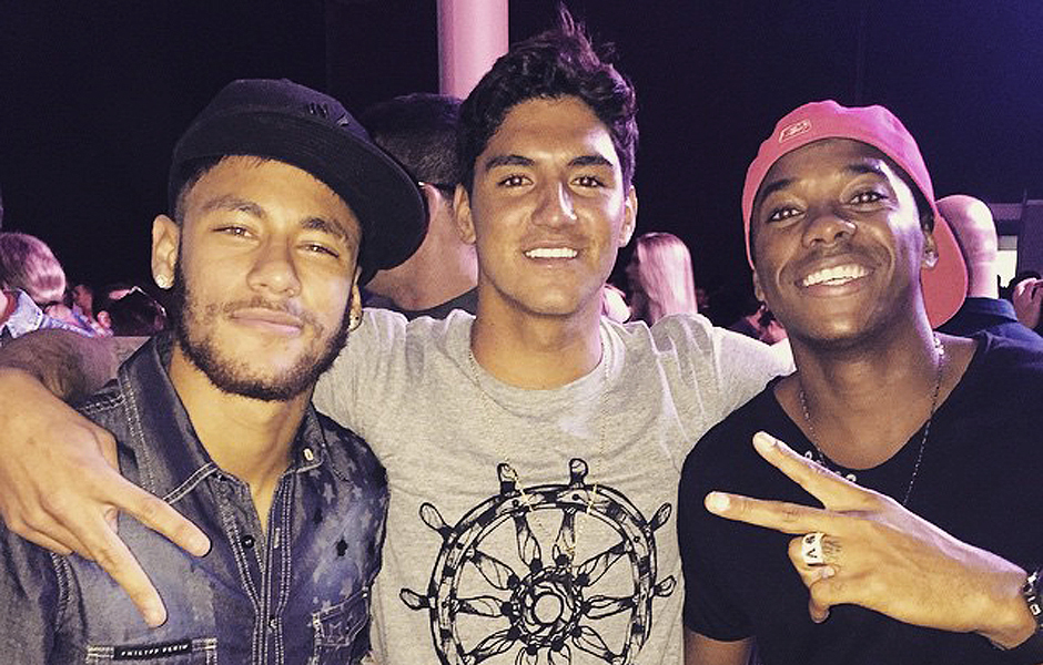 Gabriel Medina ao lado dos atacantes Neymar, do Barcelona, e Robinho, do Santos