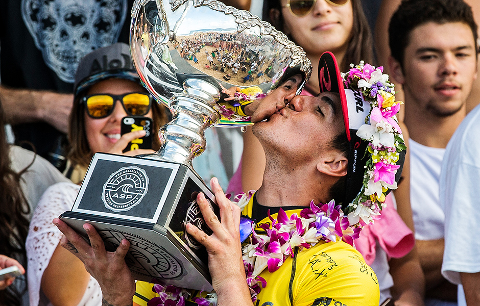 Gabriel Medina beija o trofu de campeo mundial de surfe