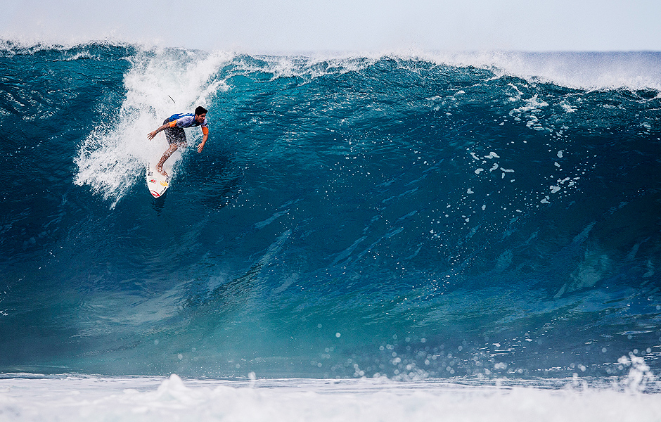 Gabriel Medina pega uma onda na praia de Pipeline, no Hava