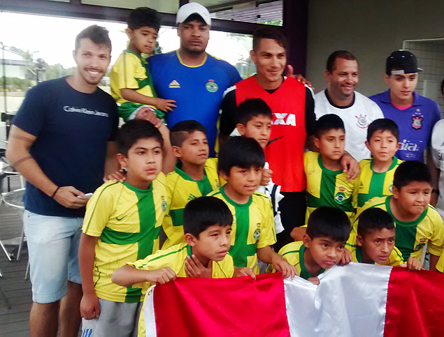 Grupo de crianas peruanas em visita ao Centro de Treinamento do Corinthians posam para foto com Guerrero