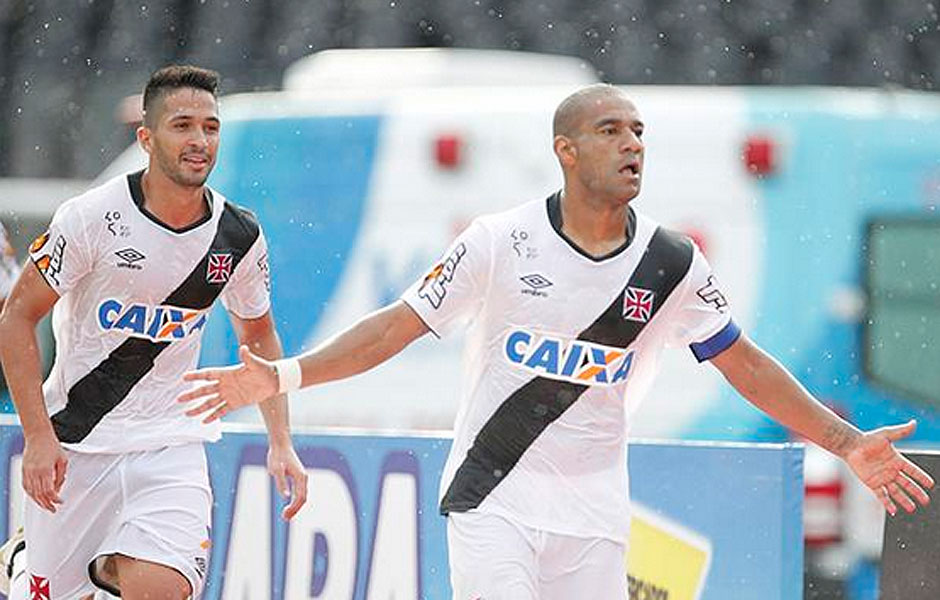 Luan e Rodrigo comemoram gol do Vasco