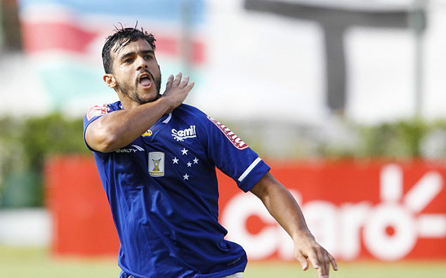 O atacante Henrique comemora o seu primeiro gol com a camisa do Cruzeiro