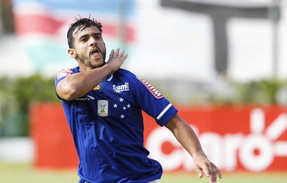 Henrique comemora gol pelo Cruzeiro