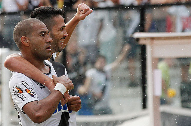 Os zagueiros Luan e Rodrigo comemoram um gol para o Vasco sobre o Bangu