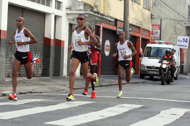 Esportistas participam de corrida de rua