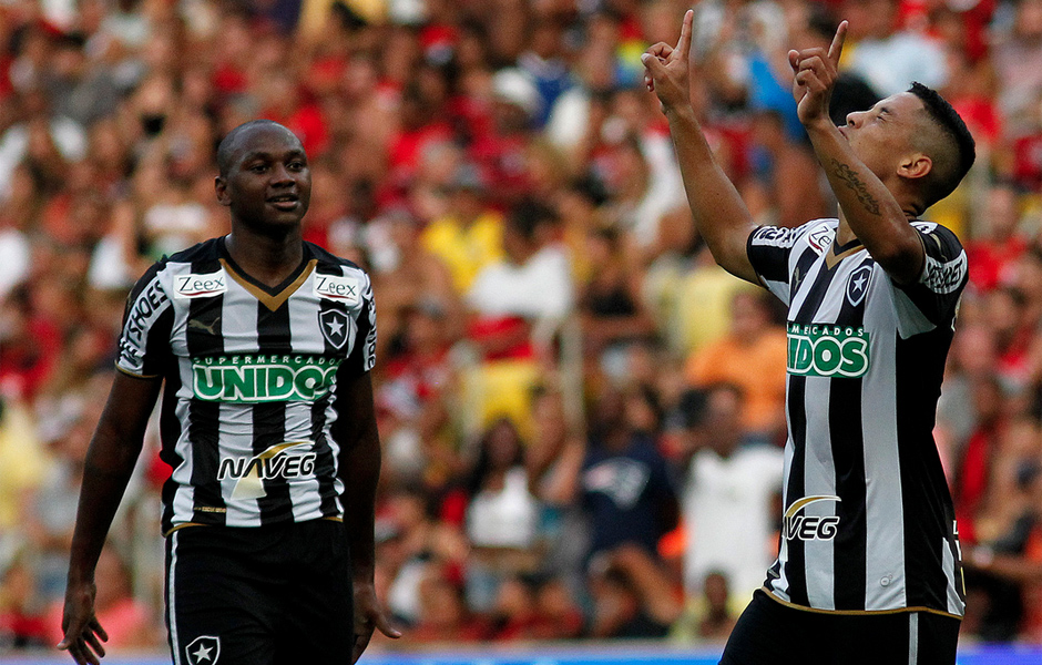 Tomas comemora gol para o Botafogo