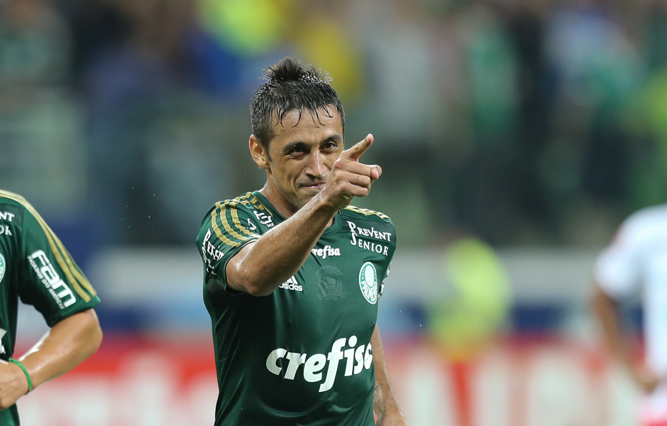 O jogador Robinho comemorando o segundo Gol do Palmeiras.