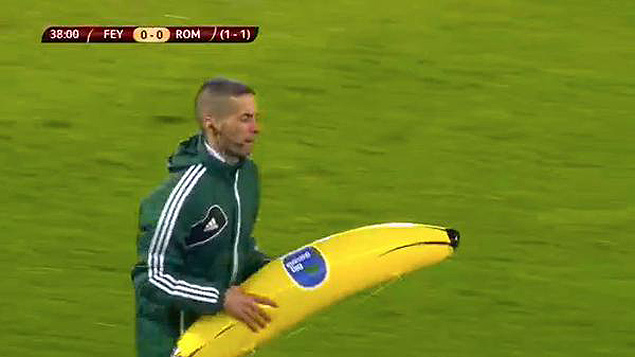 rbitro retira de campo balo inflvel em formato de banana