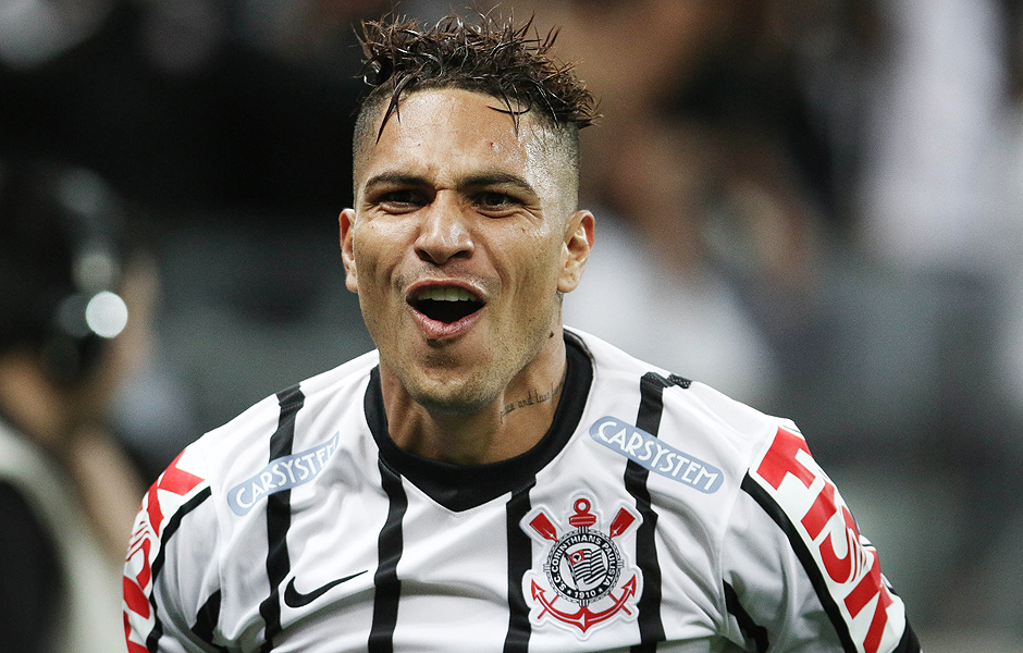 Guerrero comemora gol marcado na vitria do Corinthians sobre o Grmio no Brasileiro-2014
