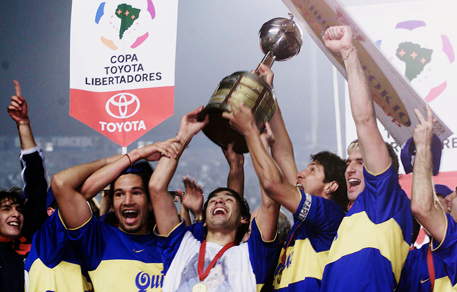 Jogadores do Boca Juniors levantam o trofu de campeo da Libertadores de 2000