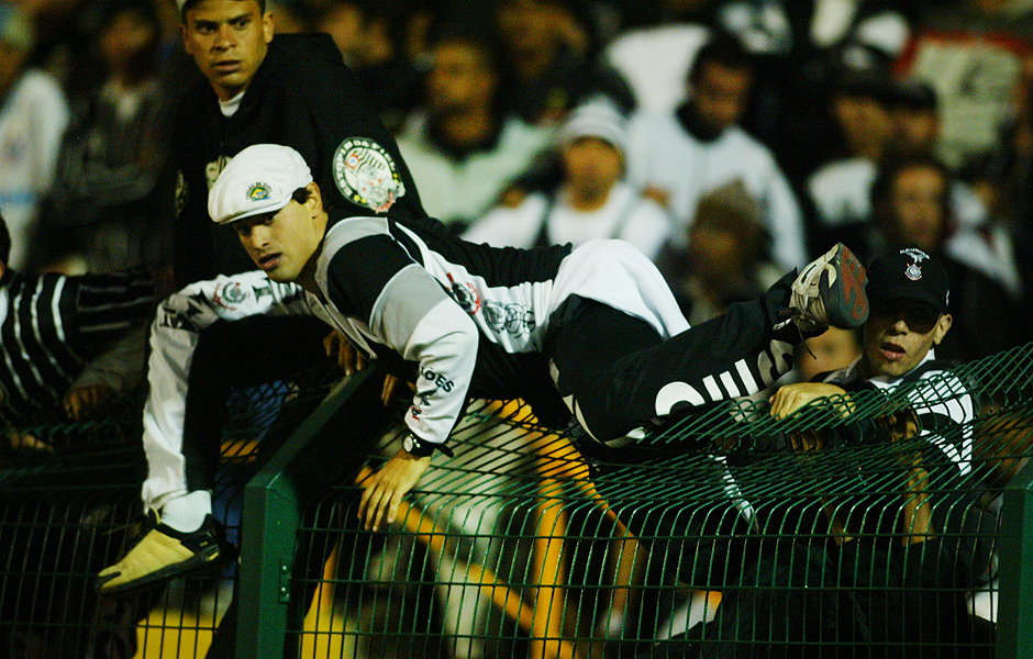 Torcedores do Corinthians tentam invadir o Pacaembu aps eliminao para o River Plate