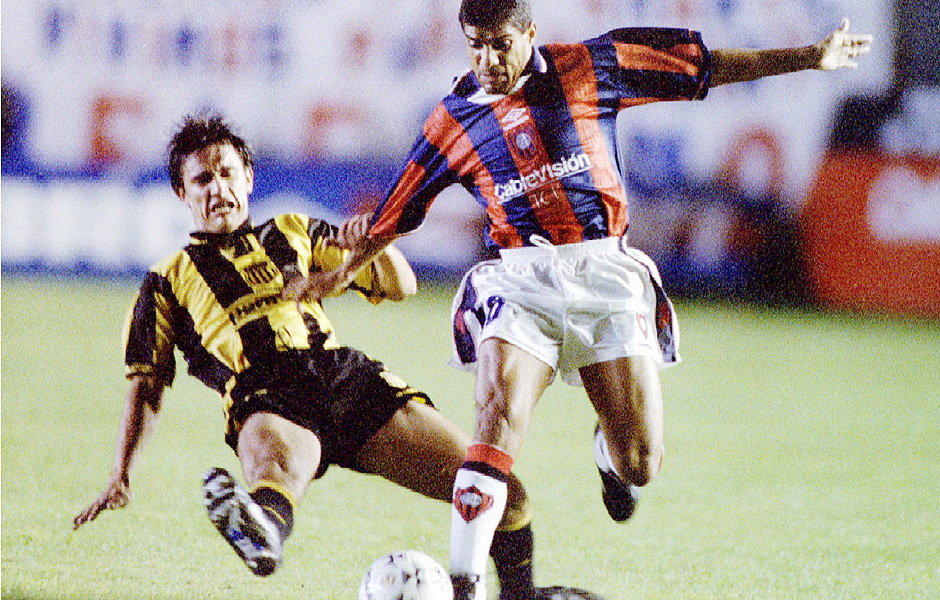 Silas (dir.) durante jogo do San Lorenzo pela Libertadores-1996