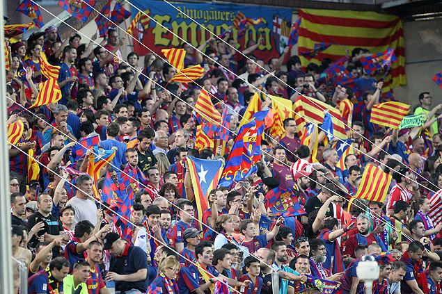 Torcida do Barcelona com a bandeira da Catalunha no estdio