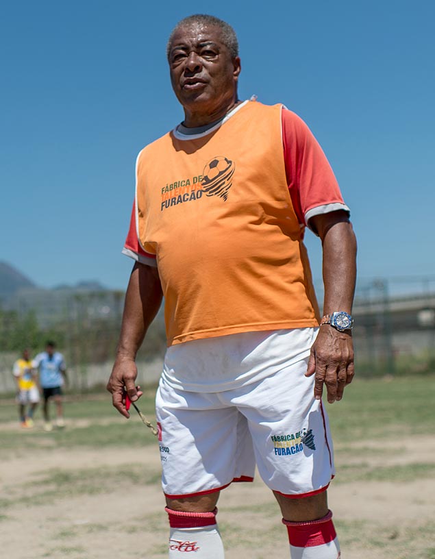 O ex-jogador Jairzinho treina garotos no subrbio do Rio