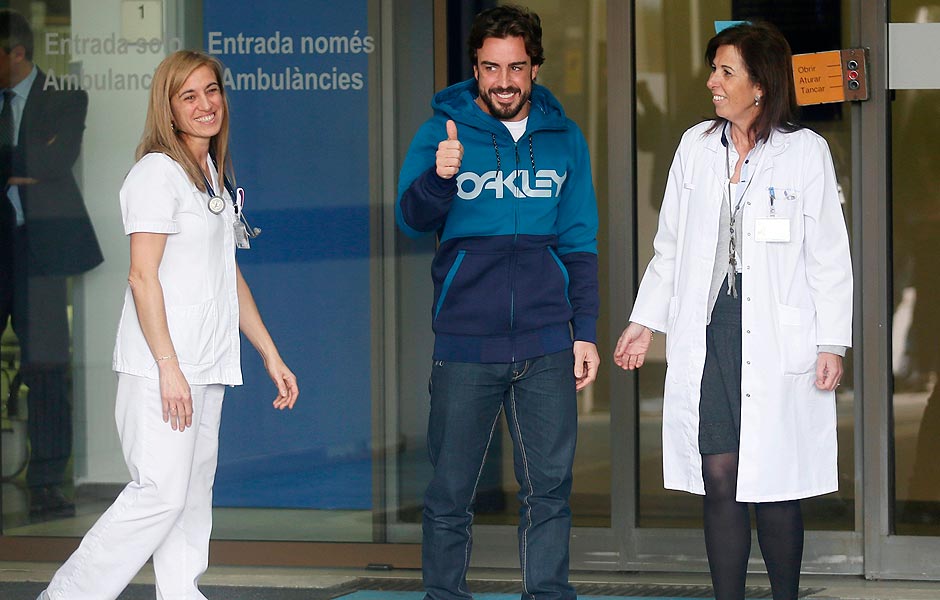 Fernando Alonso deixa hospital de Barcelona, na Espanha
