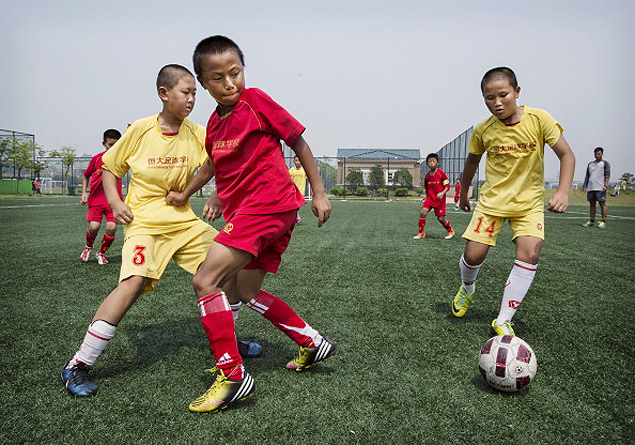 Crianas praticam futebol na provncia de Guangdong, na China