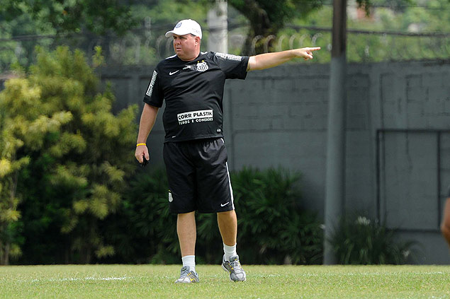 O tcnico Marcelo Fernandes durante um treino do Santos