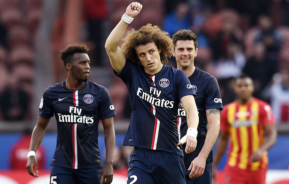 David Luiz comemora o primeiro gol do PSG na vitria, por 4 a 1, sobre o Lens