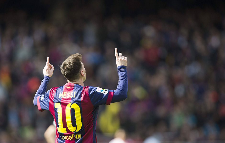 Messi comemora um dos trs gols que marcou neste domingo (8) sobre o Rayo Vallecano