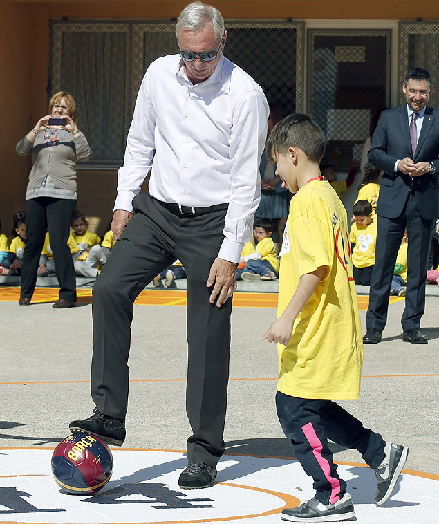 Johan Cruyff brinca de futebol com aluno de uma escola de Barcelona em maro de 2015 