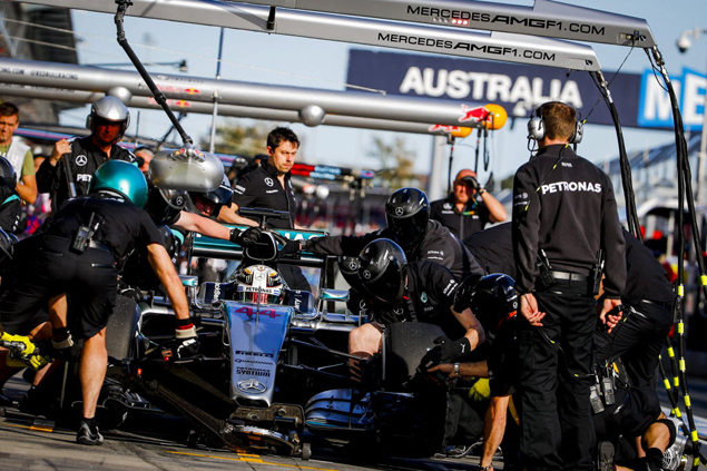 O piloto Lewis Hamilton durante treino no circuito de Melbourne
