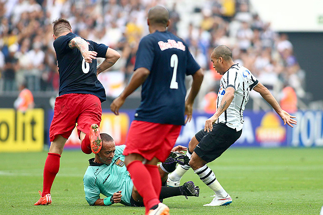 O jogador merson Sheik do Corinthians derruba o rbitro Luiz Vanderlei Martinucho durante partida