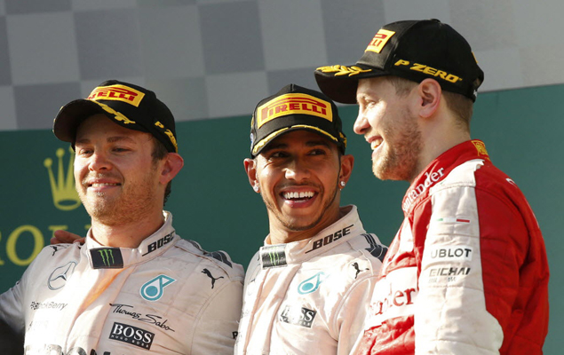 Rosberg (2 lugar) posa ao lado de Hamilton, vencedor da corrida, e de Sebastian Vettel (3 lugar) 