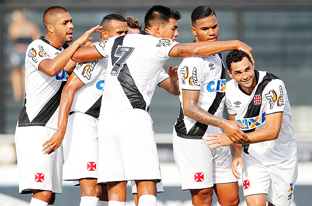 Jogadores do Vasco comemoram gol contra o Nova Iguau