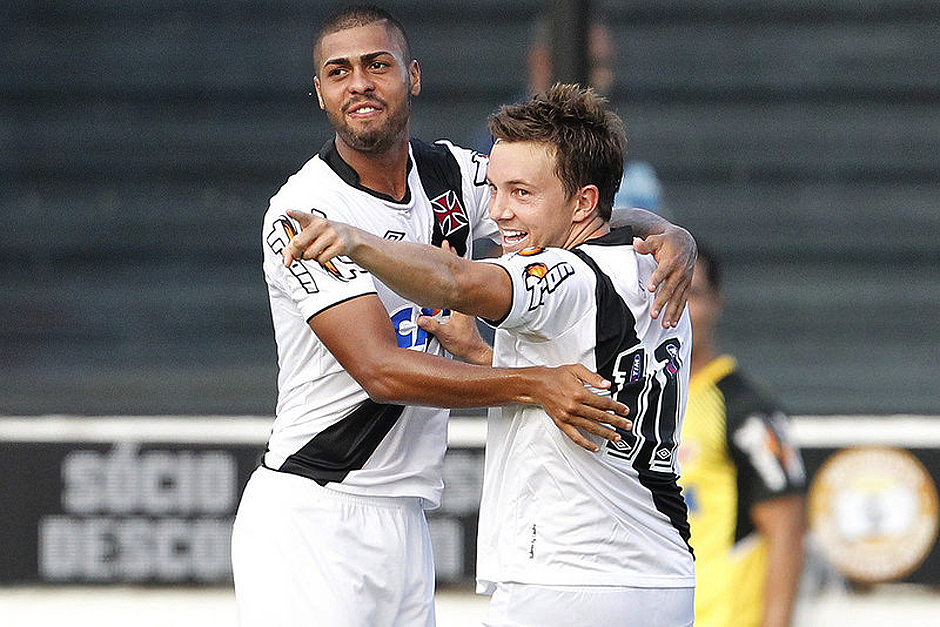 O atacante Dagoberto comemora seu primeiro gol com a camisa do Vasco