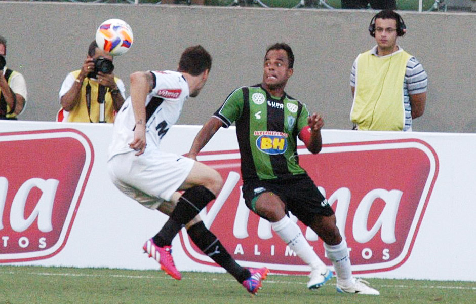 Mancini (dir.) durante jogo do Amrica-MG, pelo Campeonato Mineiro