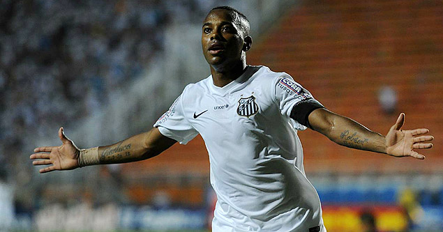 O atacante Robinho comemora um gol para o Santos
