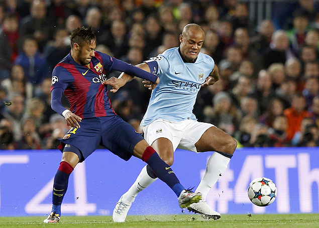 O brasileiro Neymar recebe a marcao de Vincent Kompany em jogo entre Barcelona e Manchester City