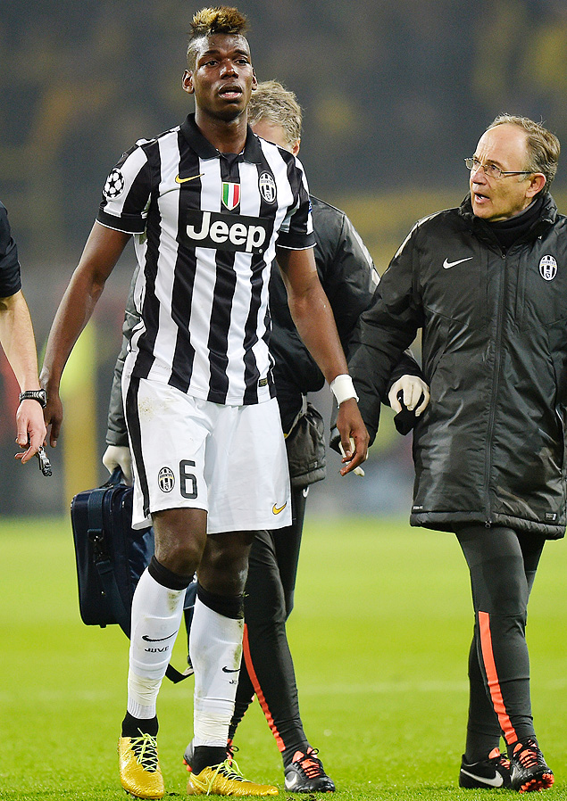 Paul Pogba deixa o campo machucado durante jogo entre Juventus e Borussia Dortmund, pela Liga dos Campees