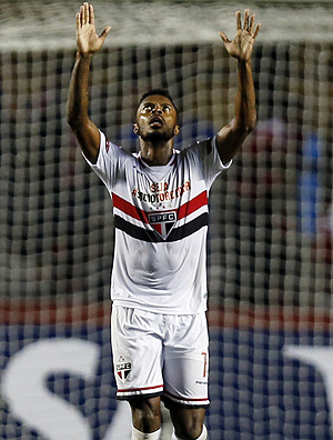 Michel Bastos comemora gol durante vitória do São Paulo sobre o San Lorenzo, no Morumbi, pela terceira rodada do Grupo 2 da Libertadores