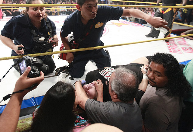 Lutador Pedro Aguayo Junior (c) recebe atendimento após receber golpe fatal durante luta livre no México