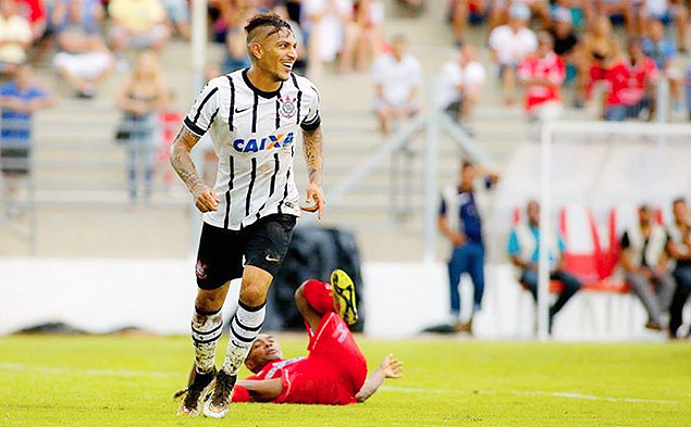 Guerrero comemora um dos dois gols que marcou na vitria do Corinthians por 3 a 2 sobre o Capivariano, neste domingo (22)