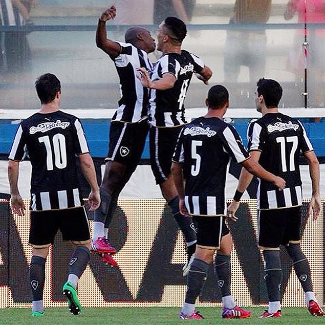 Sass comemora seu gol com companheiros de Botafogo